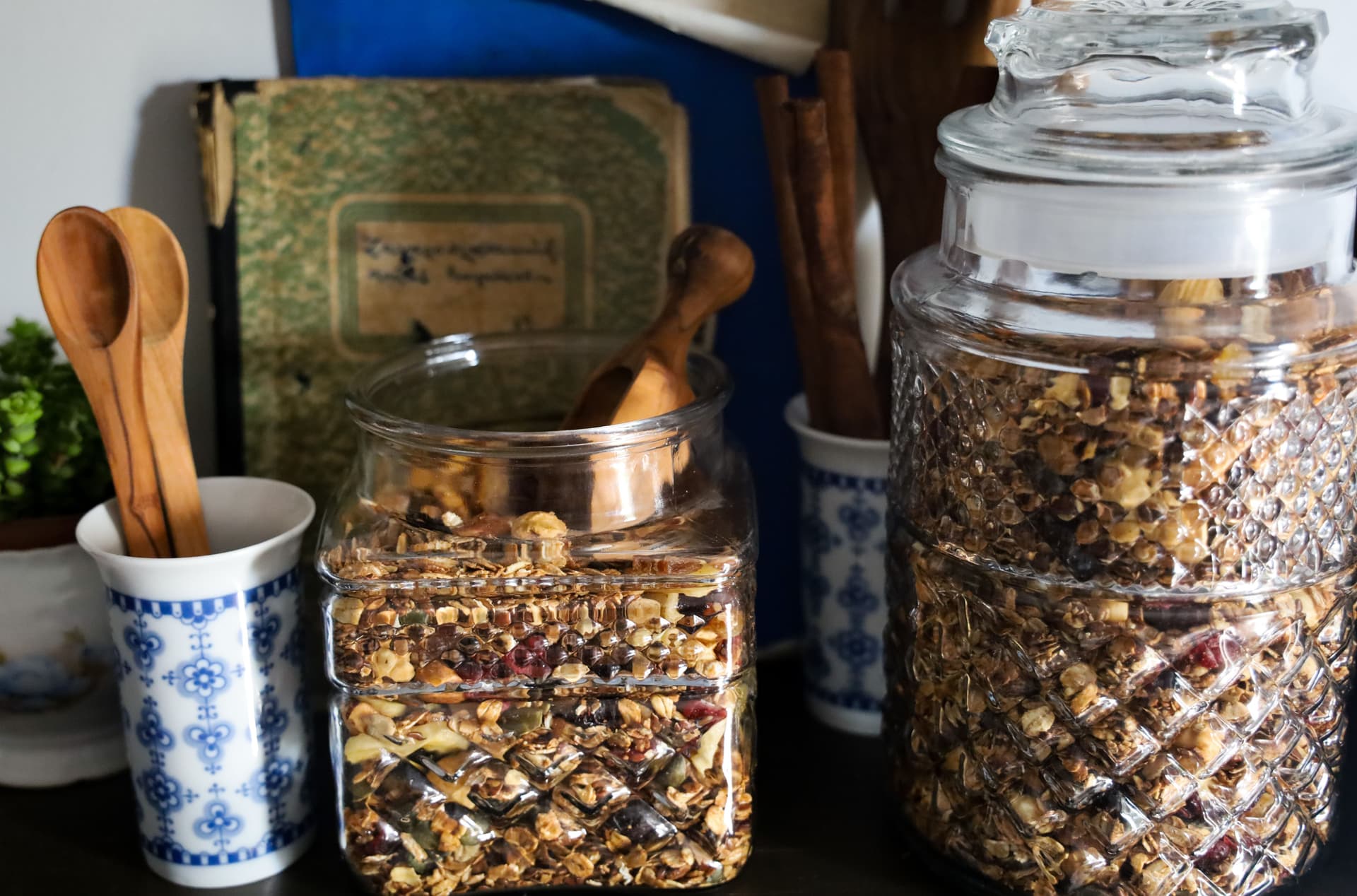 Σπιτική granola με νιφάδες βρώμης – Sweet & Bitter