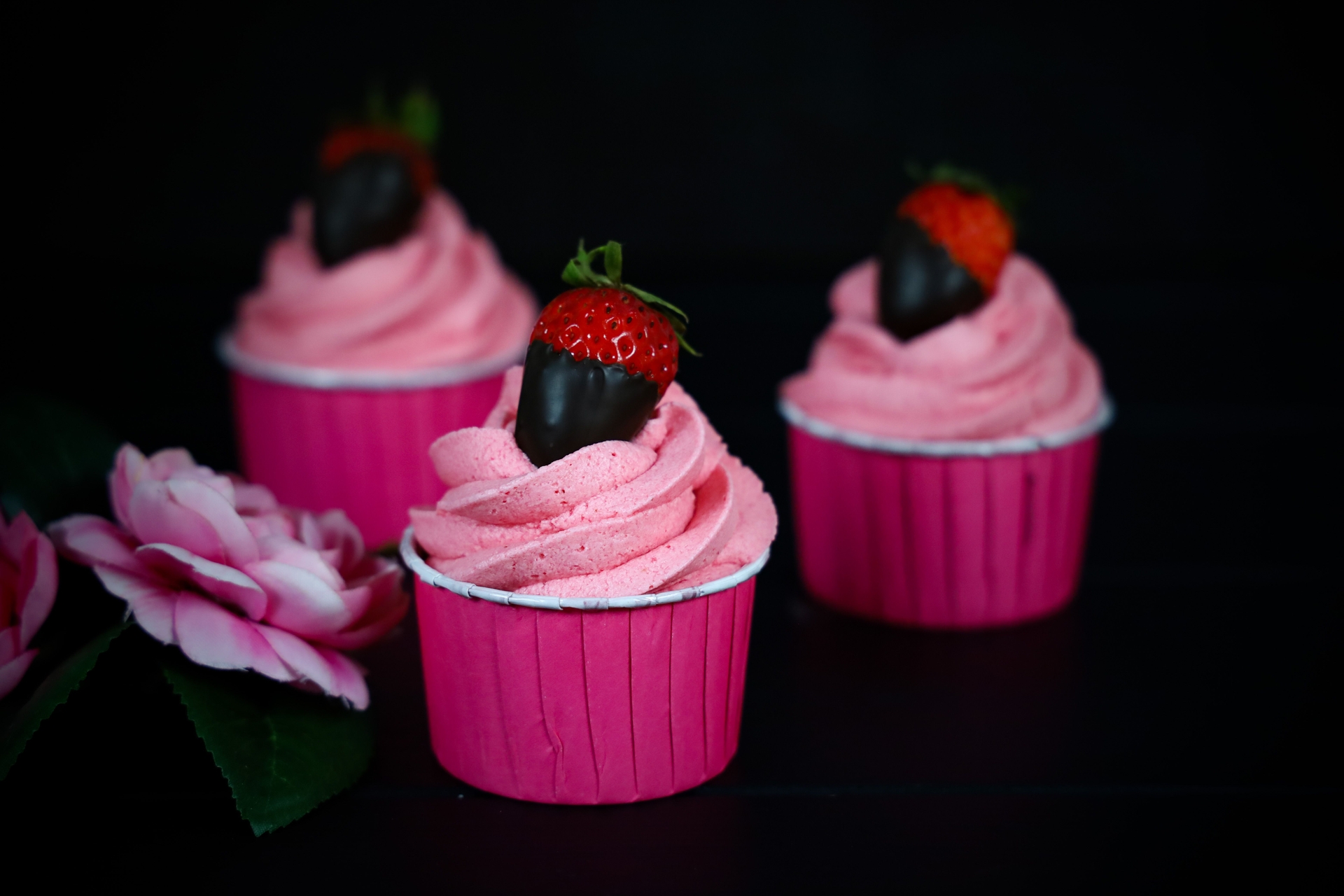 choco-cup-cakes-με-φράουλα.jpg
