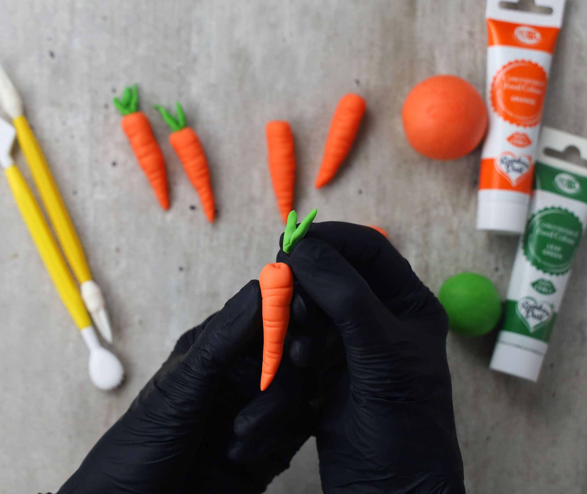 sugarpaste carrots.jpg