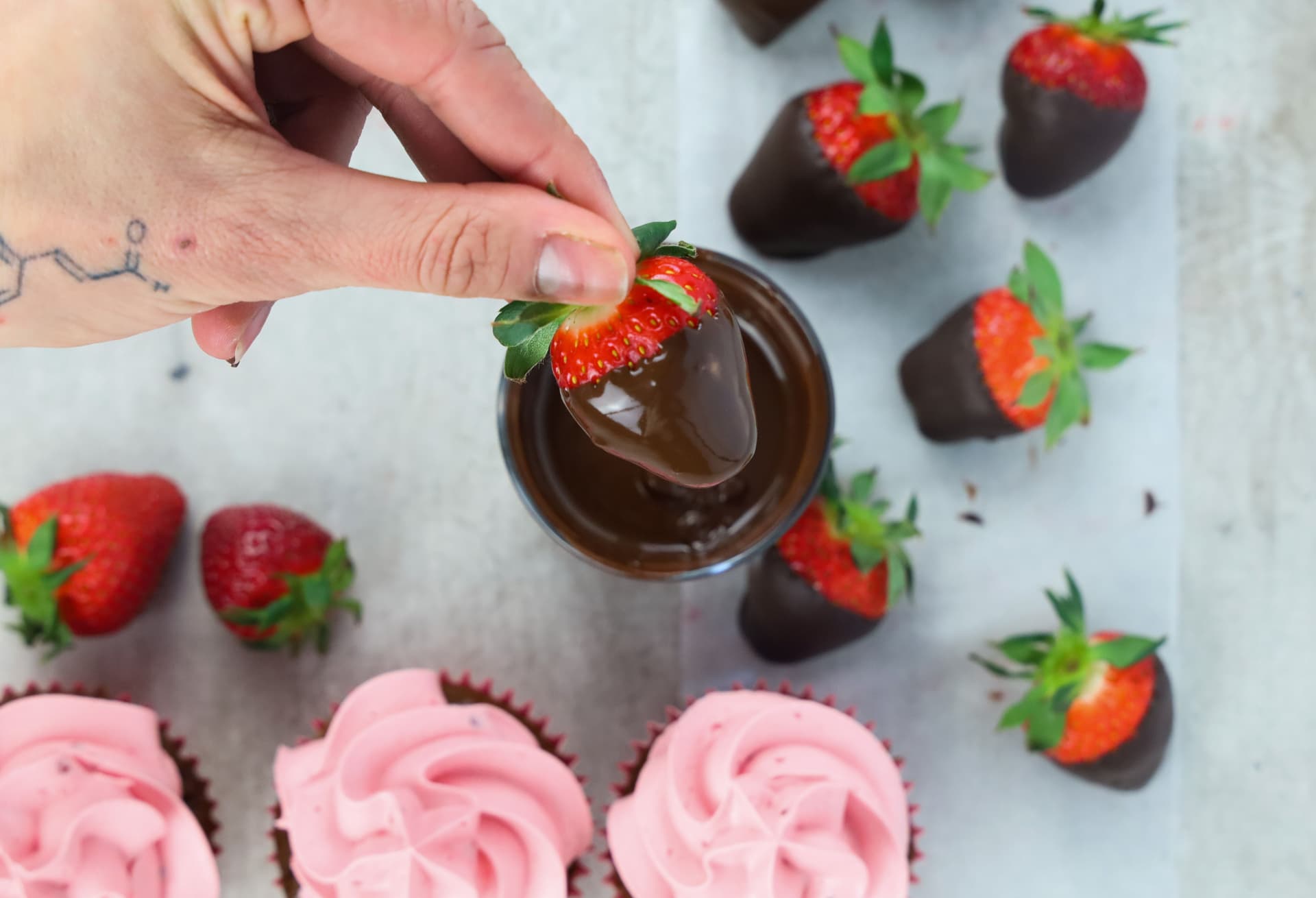 Cupcakes σοκολάτας με φράουλα – φωτογραφία 1